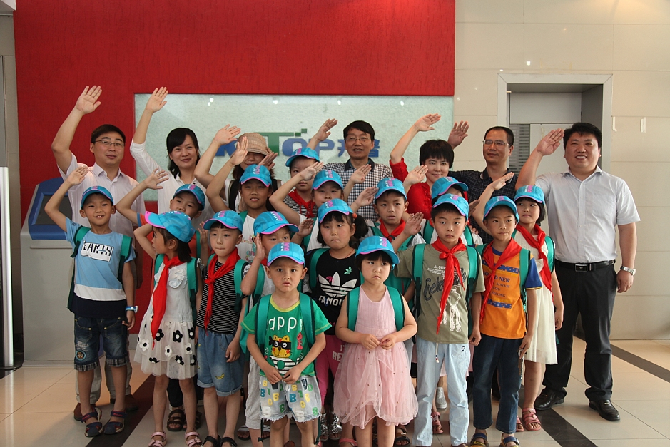 sunbet申搏检测六一爱心行，帮助留守儿童看世界